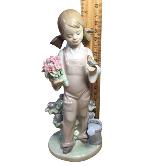 Lladro Figurine "SPRING GIRL" with FLOWERS BIRD & WATERING CAN #5217 Retired - Picture 14 of 15